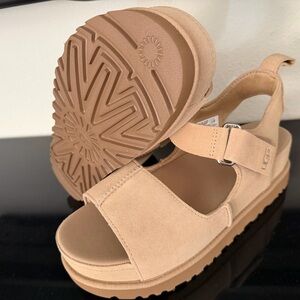 UGG
Goldenstar Hi
Beige Platform Sandals